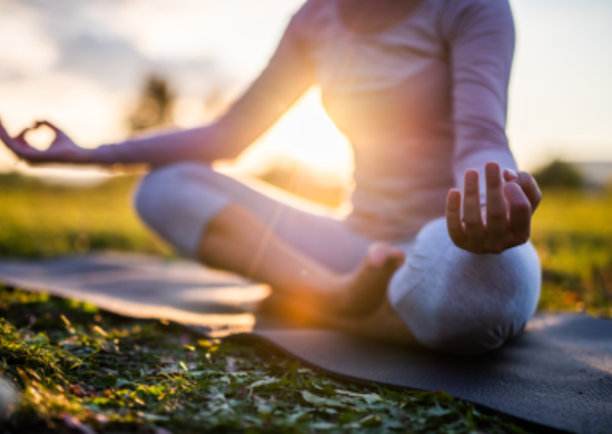 Kom i gang med at dyrke yoga: Nem videotræning til stuegulvet
